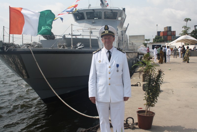 le Capitaine de frégate de Roquefeuil en uniforme de la Marine Ivoirienne