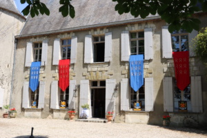 le Château de Pardaillant pavoisé