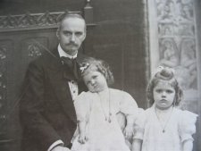 1925 (circa) - Henri de Roquefeuil-Cahuzac et ses deux filles: Marie-Thérèse et Jacqueline