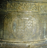 Armes-Roquefeuil-sur-la-cloche-de-lEglise-Notre-Dame-de-Gijounet-GrandvalPNG