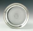 jatte-ronde-en-argent portant-armes-dune-demoiselle-de-roquefeuil