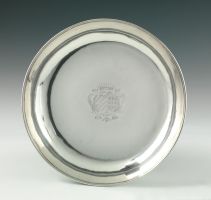 jatte-ronde-en-argent portant-armes-dune-demoiselle-de-roquefeuil