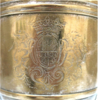 detail des armoiries roquefeuil sur une aiguiere