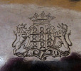 armes-avec-couronne-de-duc-sur-huillier-roquefeuil-1768-maitre-bazille-orfevre-a-montpellier