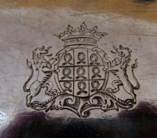 armes-avec-couronne-de-duc-sur-huillier-roquefeuil-1768-maitre-bazille-orfevre-a-montpellier