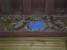 Poutre ornée des armoiries Roquefeuil avec mention de l'appartenance à l'ordre de Malte