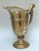 Aiguière Roquefeuil en métal argenté, ornée d'armoiries Roquefeuil surmontées d'une couronne de duc. Epoque XVIIIe siècle.