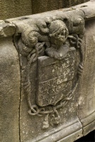 Détail de la fontaine aux armes Roquefeuil