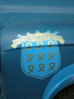Detail de la Peugeot 403 aux armes Roquefeuil