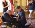 Le général (2S) Jean-Melchior de Roquefeuil remet les insignes de la Légion d'honneur à son fils Dominique